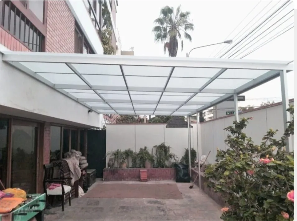Una cubierta que conserva la luz del patio: fotografía del trabajo