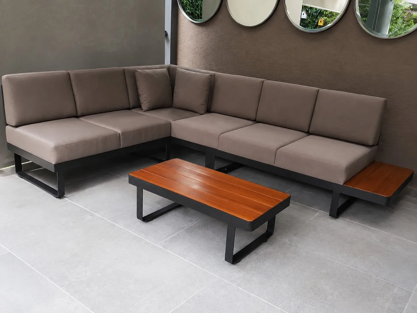 Sala con estructura metálica y mesa de madera