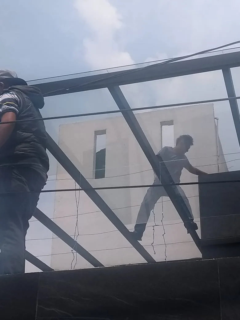 Trabajo en sitio durante la instalación de una cubierta